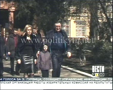 Эдуард Гурвиц с женой и сыном на выходе с избирательного участка в Одессе, 2006 год - Одесский Политикум