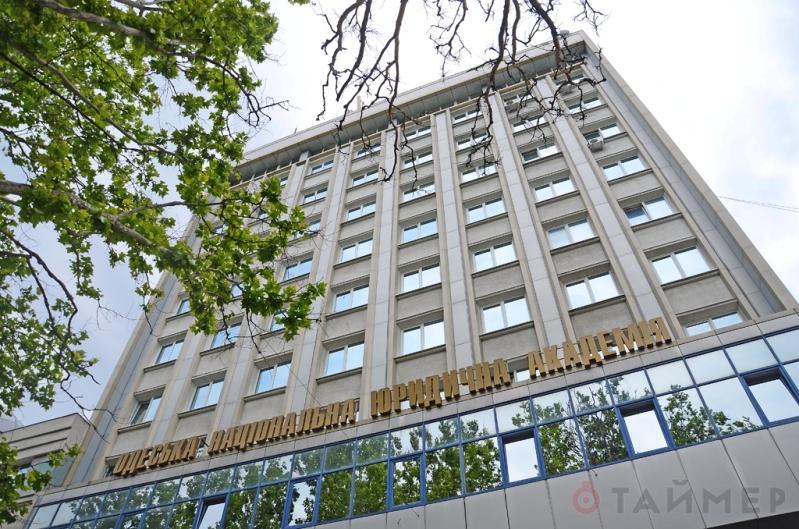 Центральная 10-этажная часть здания. ООО «Инвац» владеет несколькими помещениями на 3-4 этажах - Одесский Политикум