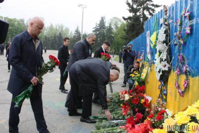 Геннадий Труханов возлагает цветы павшим в Доме профсоюзов - Одесский Политикум