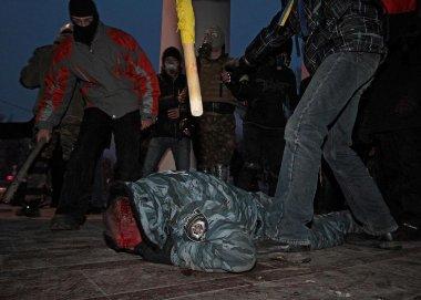 Избиение евромайдановцами бойца "Беркута" - Одесский Политикум