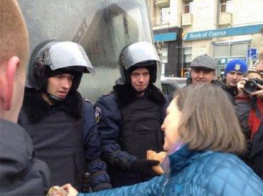 Нуланд (из сефардийских США) прилетела в Киев, не блокировать Януковича, она кормила милицию Януковича (Украина) гамбургерами прямо на майдане - Одесский Политикум