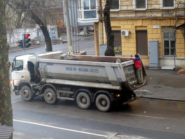 Самосвал фирмы РОСТ помогает убирать Эдуарду Гурвицу мусор с улиц Одессы - Одесский Политикум