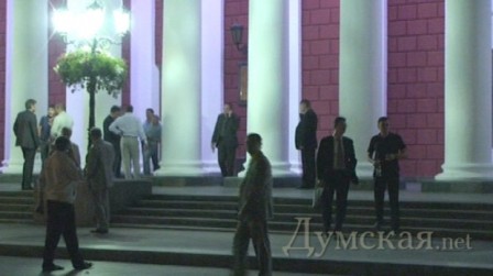 Депутаты приехали к мэрии сразу же, как стало известно о задержании вице-мэра Николая Ильченко - Одесский Политикум