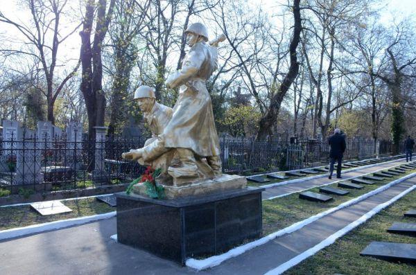Ухоженные памятники Одессы на втором христианском кладбище - Одесский Политикум