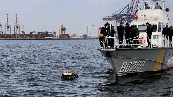 Спуск цветов в воду в память о погибших моряках - Одесский Политикум