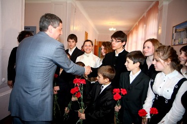 Малограмотный губернатор вручает детям цветы - Одесский Политикум