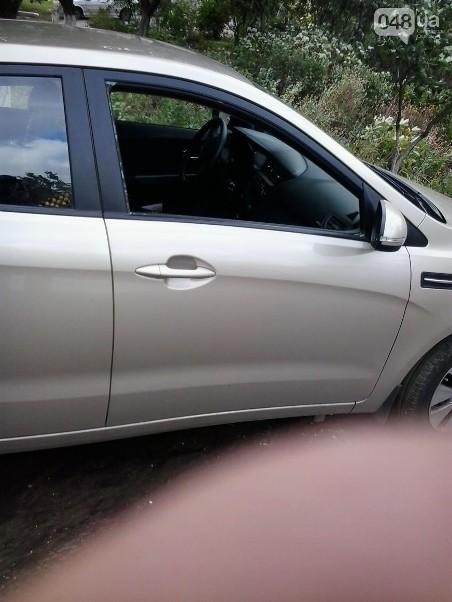Разбитое стекло автомобиля секретаря Котовской ОИК - Одесский Политикум