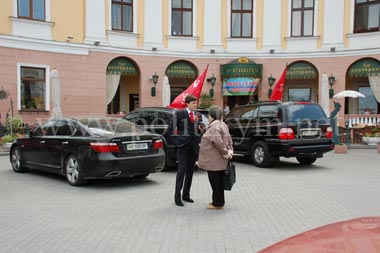 Евгений Царьков перед своим лексусом - Одесский Политикум
